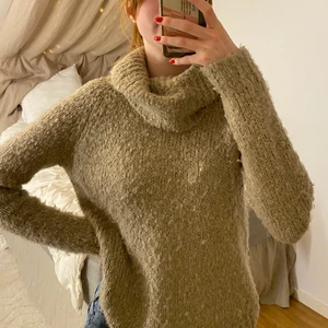 Beige Stickad tröja - Jätteskön stickad tröja från ONLY. I jättefint skick och med asmysig krage. Köparen står för frakten.
