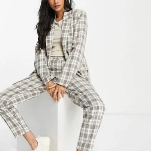 Kostym set  - Säljer helt oanvända kostym set då det inte passade mig och jag passerade retur tiden, taggen sitter fortfarande kvar plus att plagg är i sitt original paket fortfarande, kan sälja separat ifall det önskas. Köparen står för eventuell frakt!