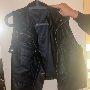 Skinnväst  - En jätte fin tunn skinnväst, oanvänd och ny. Passar bra till en tjocktröja under 💗