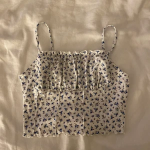 Linne - Vitblommig topp från shein! Frakt tillkommer🤍💙