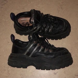 Eytys - Använda (vilket ni ser på bilderna). Sulan har ett hål därav priset. Går fortfarande att använda!(inaktiv atm)