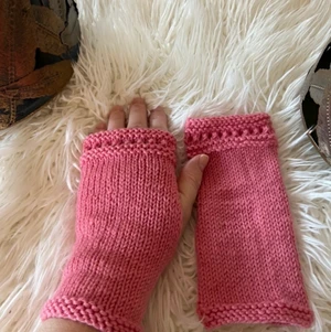 Stickade pulsvärmare vattenmelon färg  - Stickade pulsvärmare med strumpstickor.20cm långa FRI FRAKT om de skall skickas 