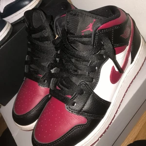 Äkta Jordan 1s - Dessa jordans är i ett jättebra skick, har budat på de innan men köparen Svarade inte, därför måste jag posta de igen. Det är viktigt att om ni budar har ni möjligheten att köpa grejerna. Dessa är värda 2 lax men jag kommer sälja de för mycket billigare. 