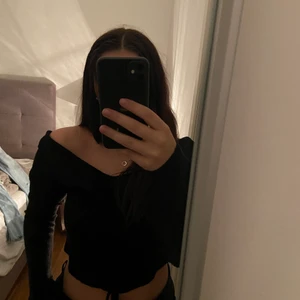 Stickad tröja - Superskön och snygg!!! Stickad tröja från madlady med snörning. Skriv pm för fler bilder eller frågor, alla priser går att diskuteras vid snabb affär💕