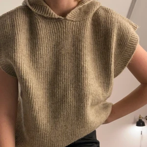 Stickad väst na-kd - Mörkbeige stickad väst med luva. Helt oanvänd (lappen kvar), jättemjuk. Storlek S men skulle säga att den passar alla mellan xs-m💕