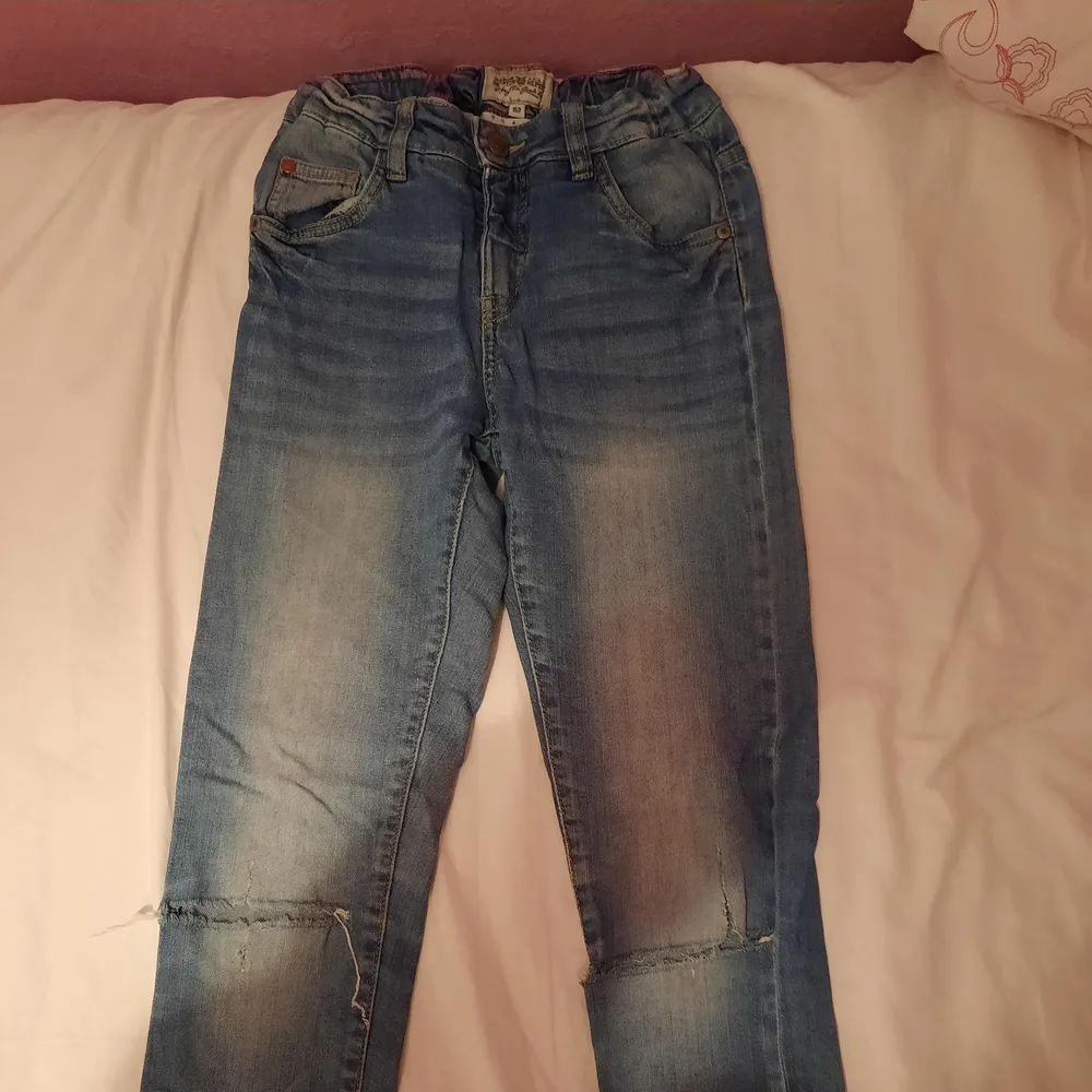 Jättefina håliga jeans från Hampton Republic💕 Säljer eftersom de har blivit för små🥰. Jeans & Byxor.
