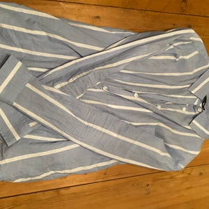 Skjorta i storlek XS  - En söt och somrig skjorta i ett mjukt material. Aldrig använd. 