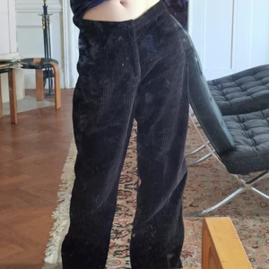 Svarta Manchesterbyxor - Svarta manchesterbyxor köpta på weekday för 3 år sedan. Knappt använda, jag är 169 cm och brukar ha 34 eller 36 i jeans. SPEGELN ÄR SMUTSIG. 