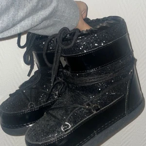 Glittriga Ella Cruz Boots - Super snygga glittriga boots från Ella Cruz i fint skick. Svåra att få tag på men dom var tyvärr lite för stora för mig. Hör av er vid intresse💛