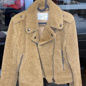 Mysig teddyjacka🧸 - En varm teddyjacka från zara i storlek S. Den är en aning oversized och passar även en M. Använd 1 gång och är därför i nyskick. Finns att hämta upp i Norrköping, men går även att fraktas.  Köparen står för frakten 📦 