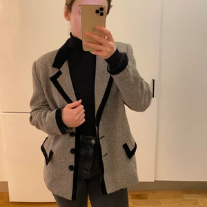 Unik kavaj - Unik svart/grå kavaj. Passar en S/M. Superfint skick! Frakt: 48kr.