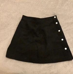 HM kjol strl 36 - Bra skick, sammet och knappar.