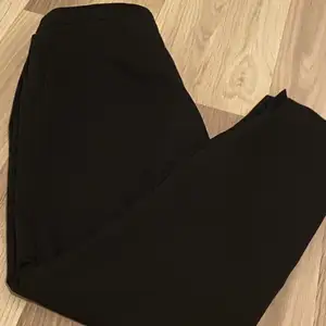 H&Ms kostymbyxor, svarta, storlek 34, lågmidjade, super härliga att gå i, har bak och fram ficka  