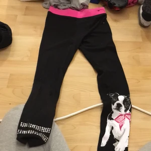 Byxor svarta me detaljer  - Använd den är tvättad. Fin i material.