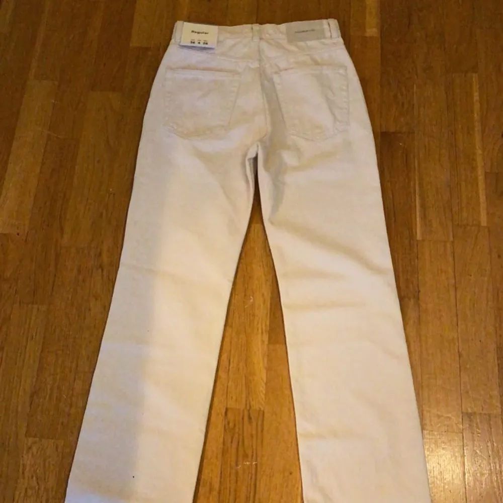 Ett par ljusa jeans helt oandvända pga för små. Jeans & Byxor.