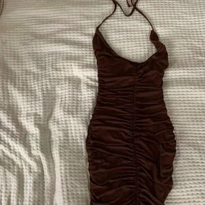 Brun bodycon klänning - En jättefin brun Bodycon klänning från Bikbok. I strlk Xs