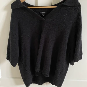 Stickad svart tröja  - Säljer en av mina favorit tröjor. Den är i ny skikt och helt oanvänd. Ordinarie pris är 389kr säker för 200❤️