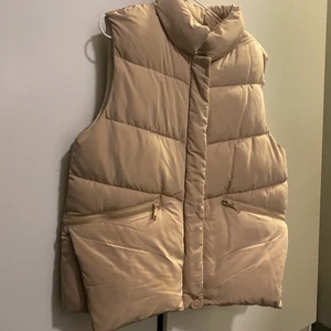 Väst zara - Beige väst från zaras barnavdelning i storlek 164, passar mig som vanligtvis har S. Fint skick. Frakt tillkommer & pris kan diskuteras.