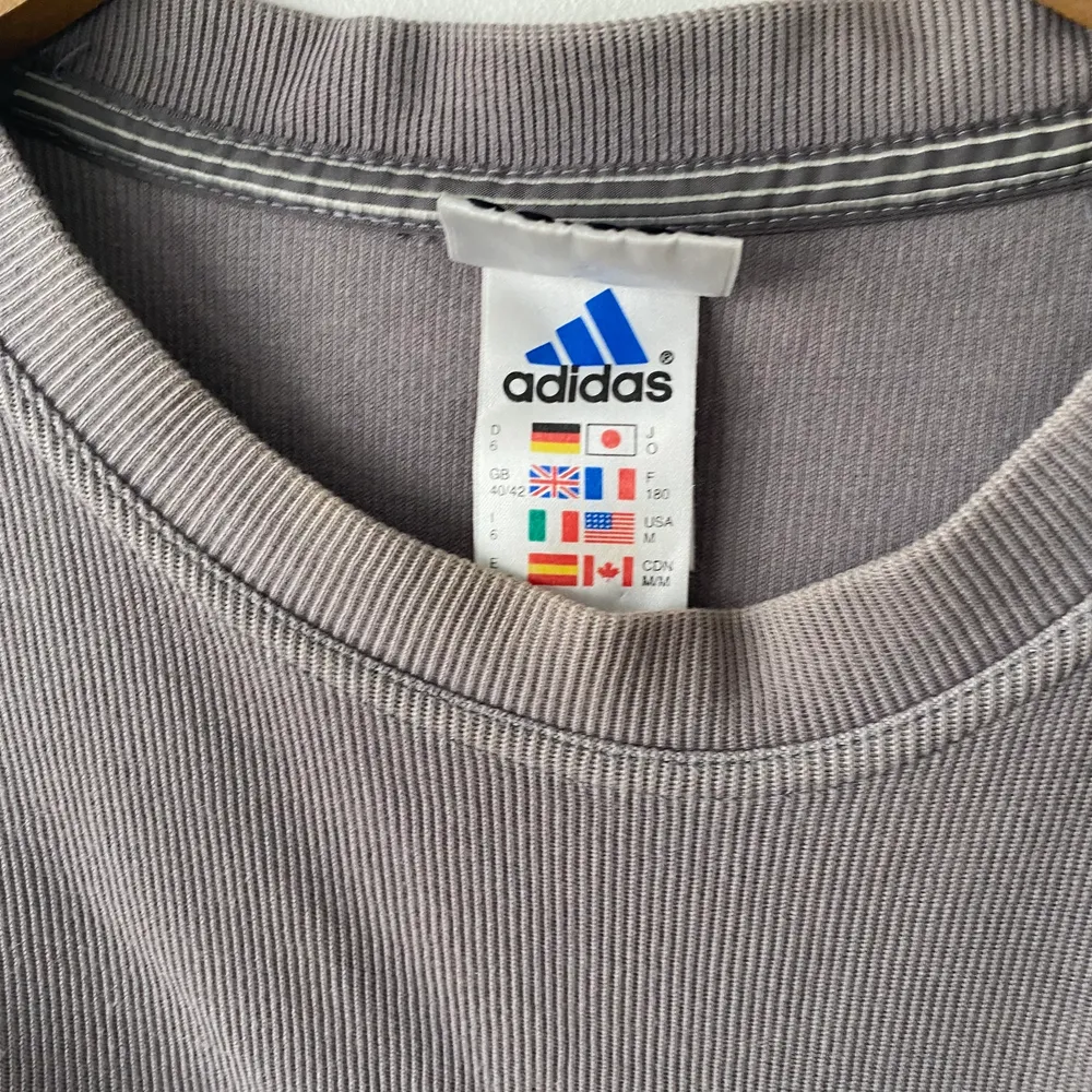 Fin sweatshirt från adidas. Köpt second hand i Köpenhamn. Har en liten missfärgning på magen men inget märkbart.. Hoodies.