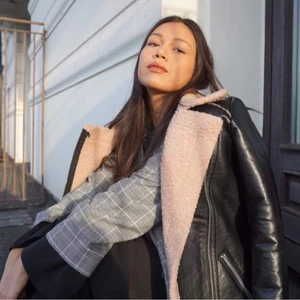 Jacka i läderimitation  - Jättesnygg jacka i läderimitation med puderrosa fuskpäls detaljer. Kan mötas upp eller posta 🥰 Nypris 1700kr 