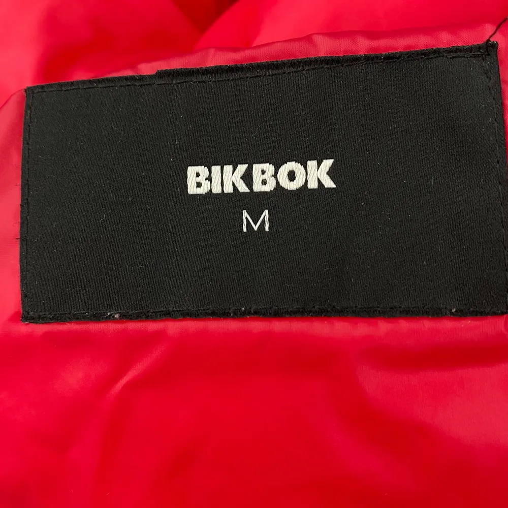 INTRESSEKOLL!! 🤩 På min fina röda bikbok jacka i stl M, sitter snyggt oversized❣️❣️ buda privat till mig (endas om du är säker på att du vill köpa) . Jackor.