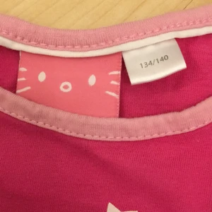 Hello Kitty T-shirt  - Liten för mig men jätte fin och mysig.