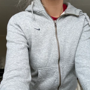 Tröja - Snygg tröja från Nike! Använd men fortfarande i fint skick! Inte hål eller fläckar! GRATIS FRAKT ⚡️🤎 STÅR DET INTE SÅLD PÅ ANNONSEN FINNS DEN FORTFARANDE KVAR!