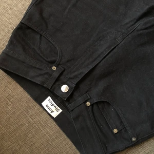 Svarta bootcut jeans från Acne  - Säljer dessa svarta bootcut jeans från Acne i storlek 25/32 då de inte passar mig längre. Jeansen är i fint skick då jag inte använt dom så mycket.☺️ De är låga i midjan samt går ner över skorna (jag är 1.69 cm) ❤️