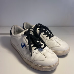 Champion skor - Hej, säljer ett par Champion skor/sneakers. Dessa är i storlek 39! Det är vita med svart snöre och detaljer där bak, märket är i mörk blått. Skriv vid intresse!☺️