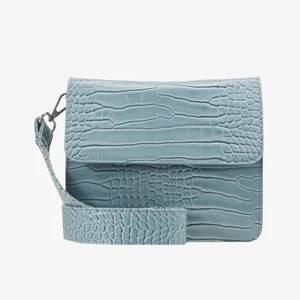 Hvisk väska - Säljer min fina väska från hvisk då den inte kommer till användning. I färgen baby blue 💙🦋 nypris runt 900kr!