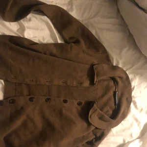 Cardigan från brandy Melville  - Säljer den perfekta cardigan i den bästa höstfärgen. Den är varm och i ett sånt skönt materiel och är i One SIZE skulle beskriva den som i vanlig storlek som en  M☺️