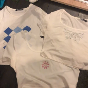 1/3 vita t shirt  - Säljer tre vita t shirt kan både köpa dom separat eller tillsammans. En kostar  20kr st. Två 35kr alla tre 50kr alla i storlek M 