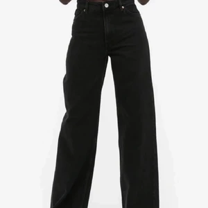 Zara jeans - Säljer ett par jeans från zara som är väldigt lika de på bilden. Skriv privat för egna bilder ❤️ Storlek 32, bra skick! Pris kan absolut diskuteras !!