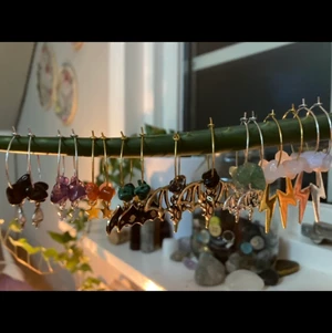 Handgjorda kristallörhängen med berlock - Kristallörhängen med berlocker, se sista bilden för utval på berlocker💕 Finns i kristallerna peridot, granat, malakit, akvamarin, turmalin, bärnsten, new jade, clear quartz, rosenkvarts, karneol, grön aventurin, hematit, labradorit, rökkvarts, ametist, lapis lazuli, citrin, rhodonit, tigeröga, mookait, mossagat samt i pärlor i hematit, grön aventurin och lepidolit. Finns i silver och guld! Beställningar över 100kr får gratis produkt/kristall💕💕