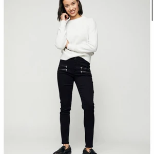 Svarta ”skinny ” jeans med dragkedja  - Svarta jeans med dragkedja på fickorna super fina på men tyvärr lite för små för mig 🥲 har knappt andvänt byxorna nästan helt nya strl 164🥰
