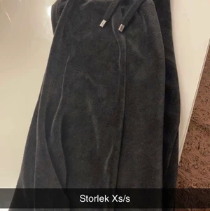 Svarta Mjukisbyxor!!🖤🛍 - Jätte mysiga mjukis byxor från Cubus!🖤 Och dem är i storlek Xs men passar även någon med storlek S:) köpt för ca 200-300kr å säljer för bara 50kr🖤             (frakt tillkommer)