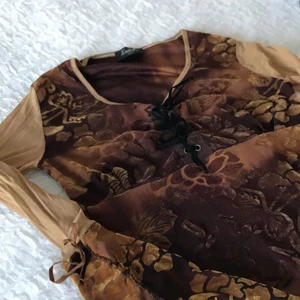 Skithäftig blus - Säljer denna super coola märkes vintage blusen ifrån tendance Paris!❤️❤️ den har flera snygga detaljer som knuten på både framsidan och på ärmarna, sammet detaljer, ”bootcut”😍 hittar ingen storlek men skulle säga att den passar xs-s🥰