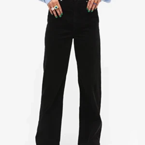 Manchesterbyxor - Fina svarta manchesterbyxor från Monki! Nästintill oanvända! De är i storleken 36 och är lite för korta för mig som är 170. Säljs för 140 kr + frakt. Skriv gärna privat för frågor och funderingar eller om fler bilder önskas!😊