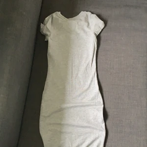 Tight stretchig tshirtklänning  - Grå tshirtklänning, mycket strechig och skönt material 