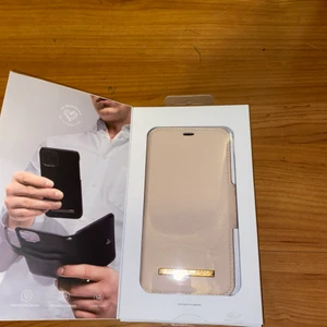 iPhone skal oanvänt - Nytt iPhone skal som passar iPhone 11 PRO/xs/x. Fint svart skal med magnetiskt fodral i ljusrosa💕
