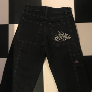 baggy jeans - INTRESSEKOLL på dessa fett coola jeans jag köpte på depop, svarta baggy med vita sömmar och nått motiv på ena banfickan. Skulle säga att dessa passar någon som är runt 160-175 då det kommer va lite för långa för nån som är 160.