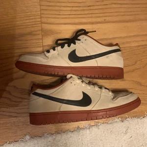 Nike Dunk Low Hennesy - Säljer mina dunks så jag inte har användning av dom längre. De har ett bra skick och har endast ett par små oljefläckar, de kan säkert tvättas bort om man lägger lite tid på det. Köp direkt för 799! (Sänkt pris)