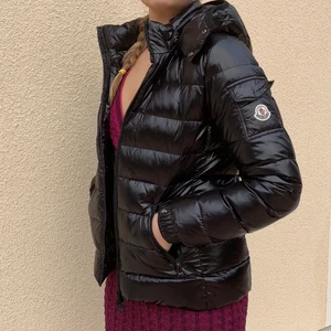 Moncler jacka - Säljer min svarta moncler jacka i modellen bady down. Den är helt oanvänd och i nyskick! Det är strl 3, vilket motsvarar M. Tyvärr finns inget äckthetsbevis då mamma råkat slänga det. Som ni kan se på sista bilden finns prislappen kvar och den har moncler scannern innuti jackan så som alla monclers kläder har. Skriv för fler bilder, kan då visa scannern o att den funkar☺️💕 nypris: 10000kr