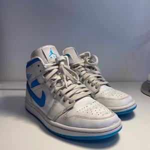 Nike Air Jordan 1 - Hejsan, säljer ett par Nike Air Jordan 1 - Vita och blåa sneakers i halvhögt skaft. Det har en hel blå sula och är i storlek 39! Kommer inte till användning längre så skriv vid intresse och vid fler bilder💙