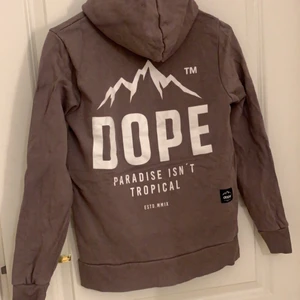 Dope hoodie - Säljer nu min dope hoodie då den ej kommer till användning. Använt den Max 5 gånger och i absolut nyskick!! Sista bilden visar färgen lite bättre, den är mörk lila/rosa✨💕