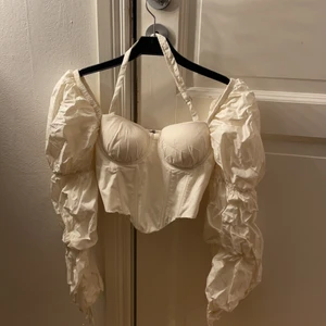 Topp  - Topp från ohpolly storlek xxs tror jag är xs använt en gång bra skick det är linne matrial det är därför den är lite skrynklig men man kn stryka