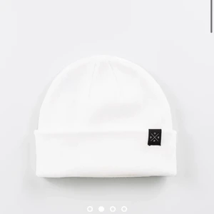 Vit dope mössa - säljer en helt sprillans ny vit dope mössa med prislappen kvar i storleken one size!🥰