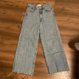 Lägger upp igen pga av oseriös köpare. Ett par wide jeans som är köpta i Zara i storlek 32/XS. Säljer de för att de inte passar mig längre.