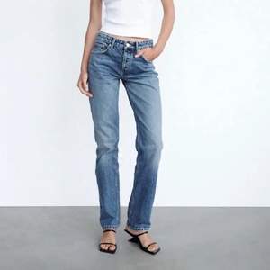 Säljer sååå snygga mid Rise jeans från zara helt slutsålda! Nypris 400kr