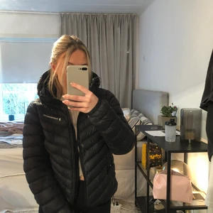 Jacka från peak performance - Jacka från peak performance i storlek M. Köpt för 2800kr för ca 2 år sedan & är i väldigt bra skick